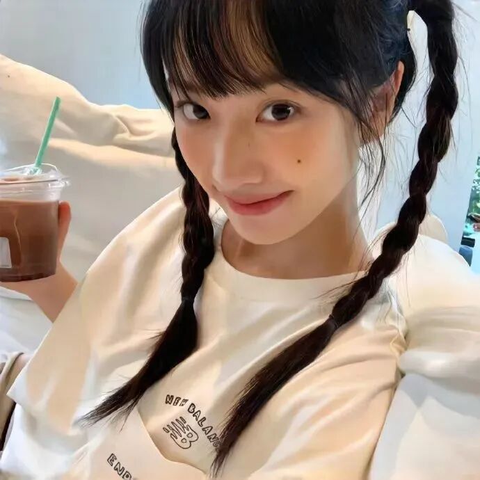 小辫子甜美女生头像