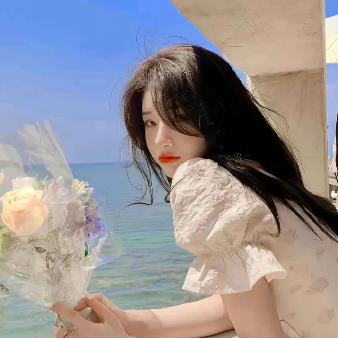 侧脸鲜花女生头像