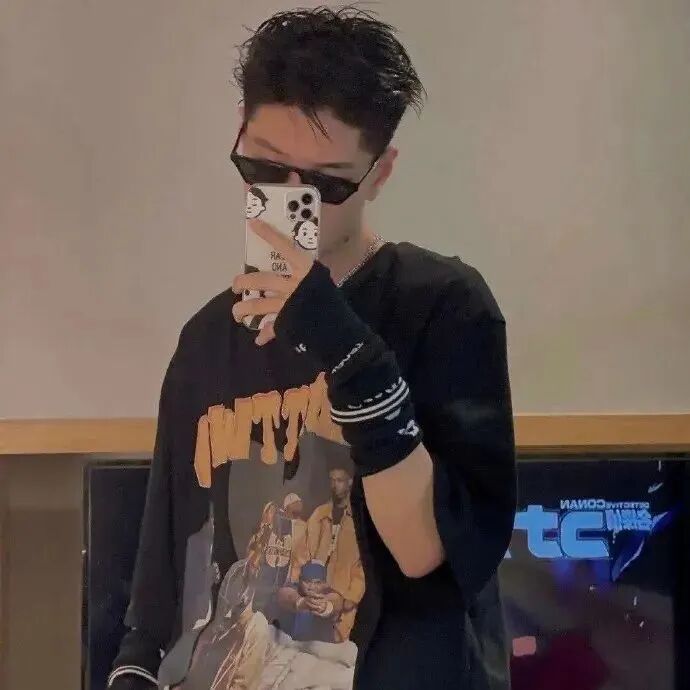 酷酷自拍手机男生头像