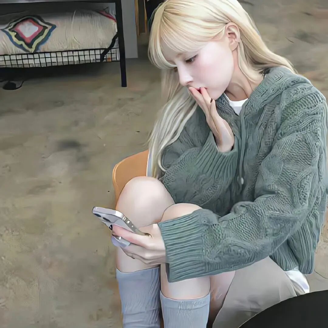 侧脸女生头像