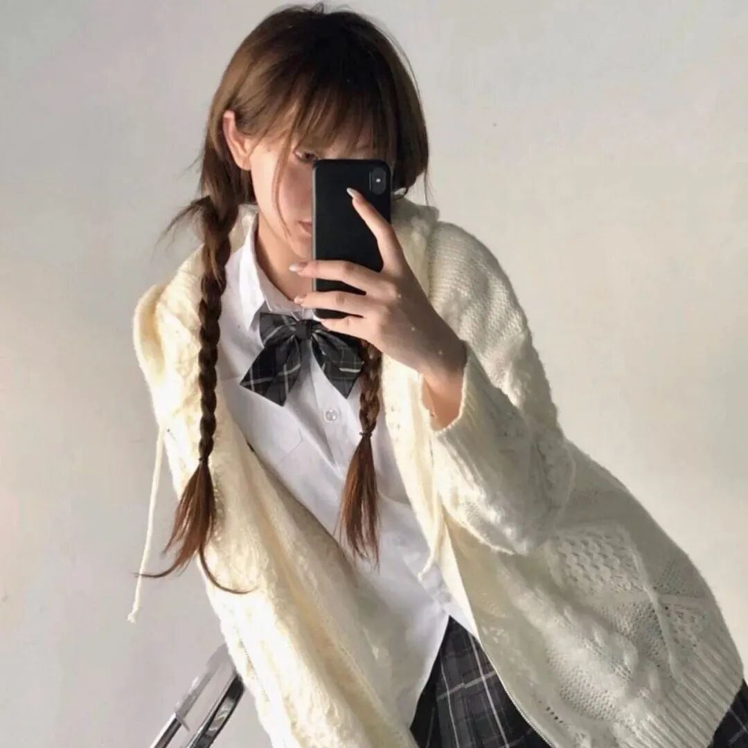酷酷自拍手机女生头像