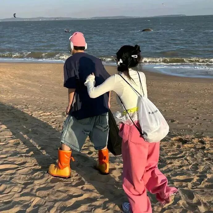 qltxzrgga海边搞怪真人情侣头像
