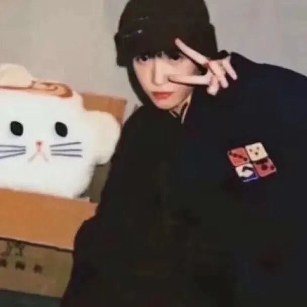 剪刀手男生头像