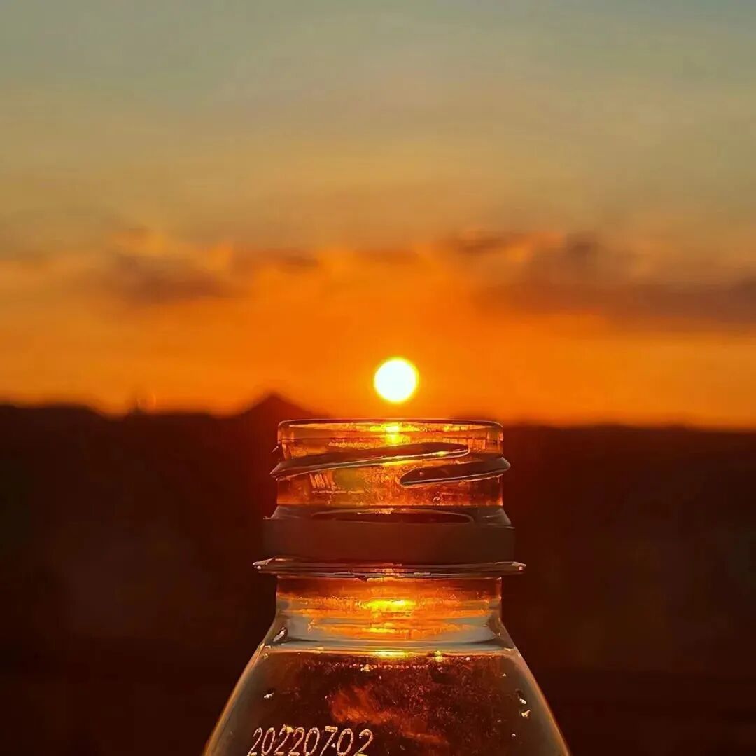 创意瓶子日落背景图