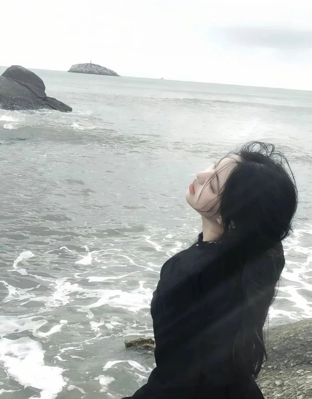 氛围感海边侧脸女生头像