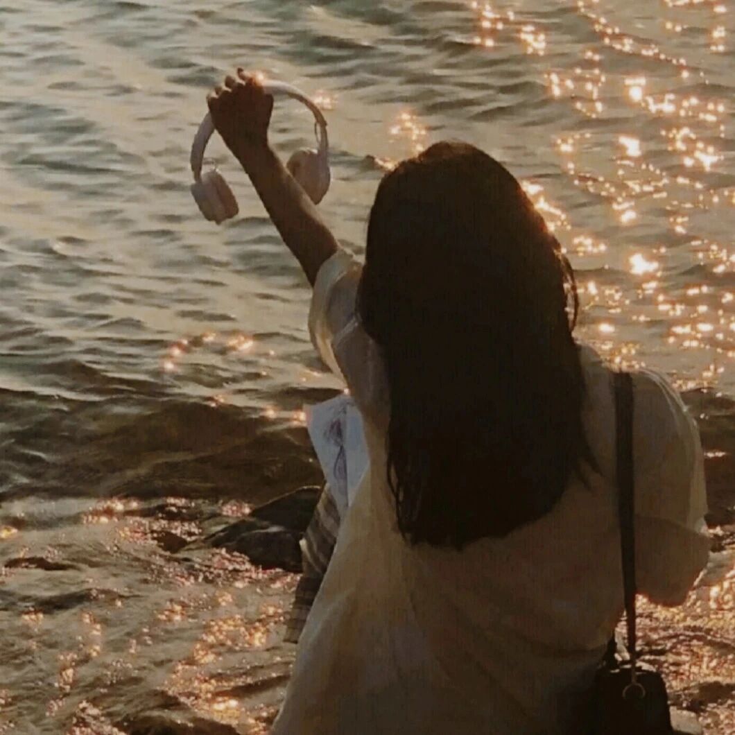 氛围感海边隐藏手机不露脸女生头像