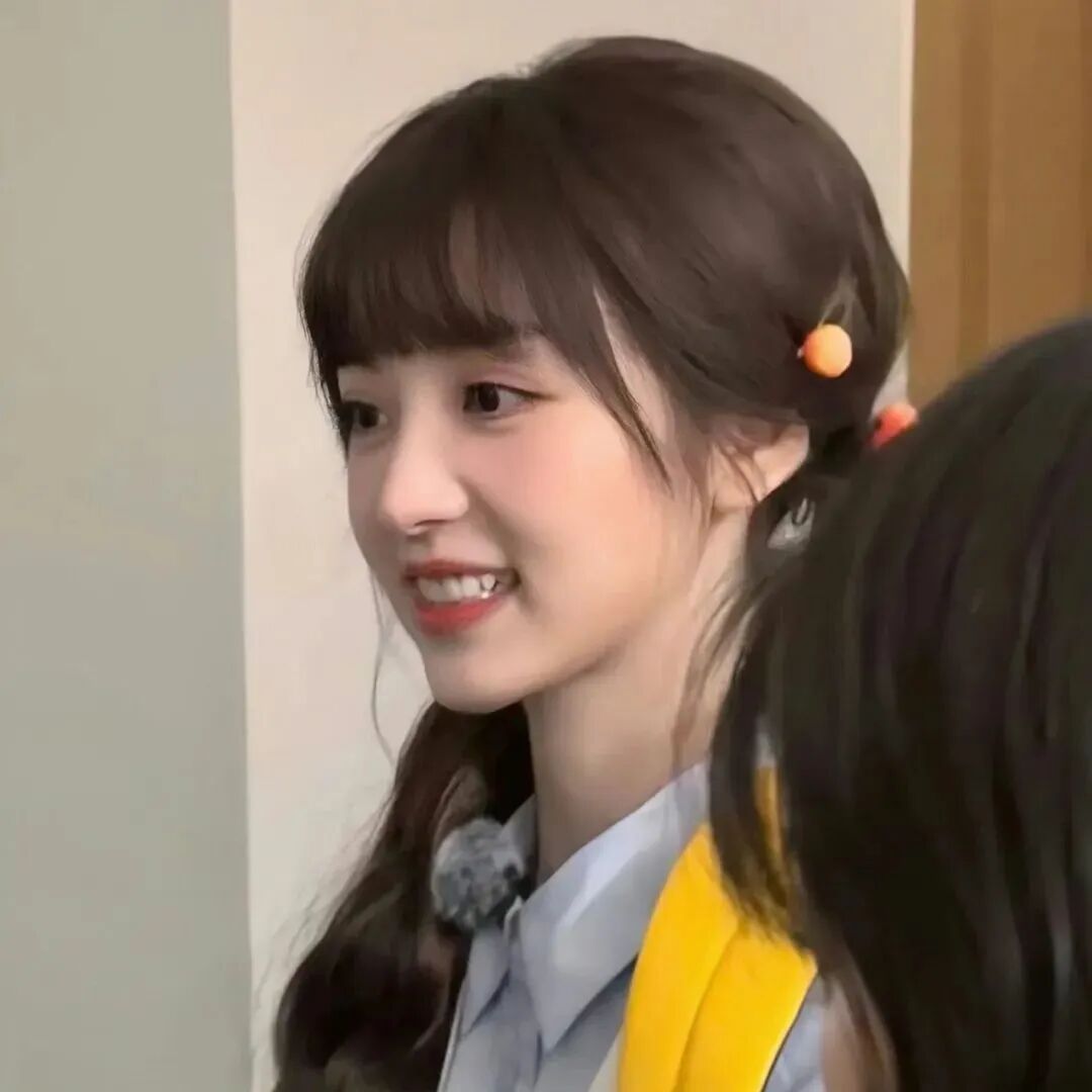 甜妹爱笑侧脸女生头像
