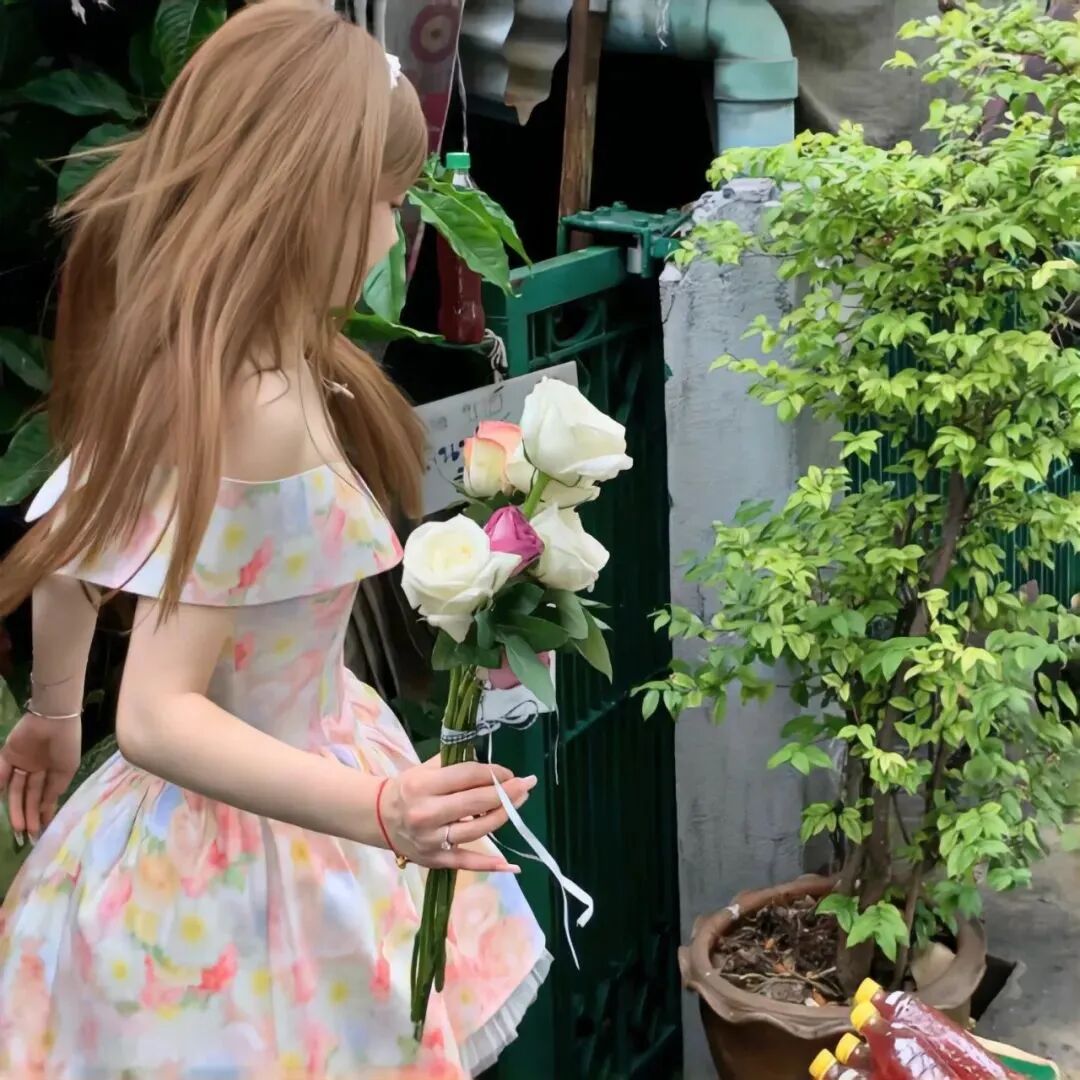 鲜花侧脸女生头像