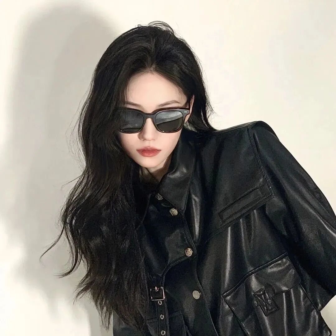 很飒墨镜女生头像