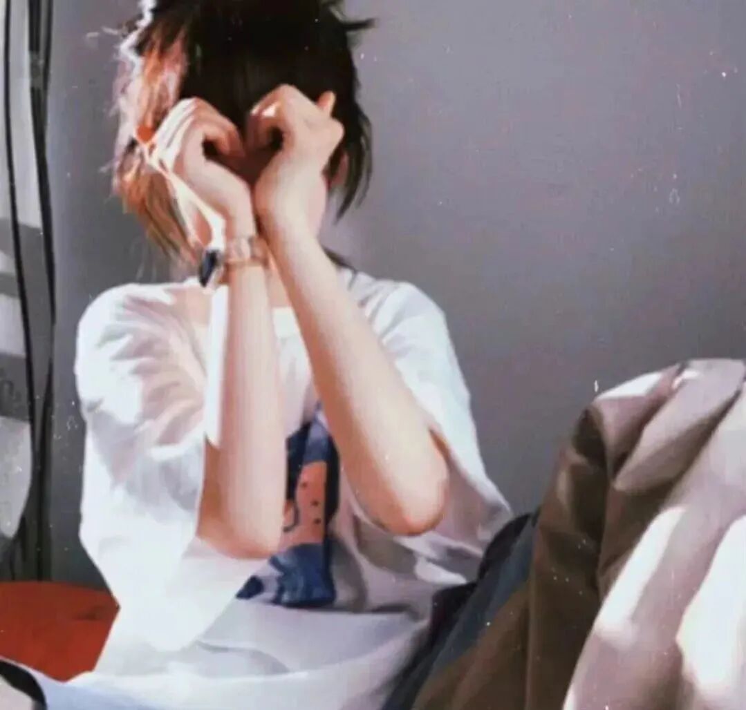 甜妹爱心手势不露脸女生头像