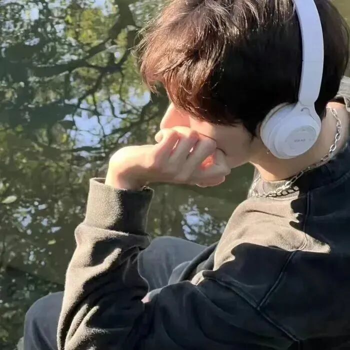 戴耳机阳光侧脸男生头像