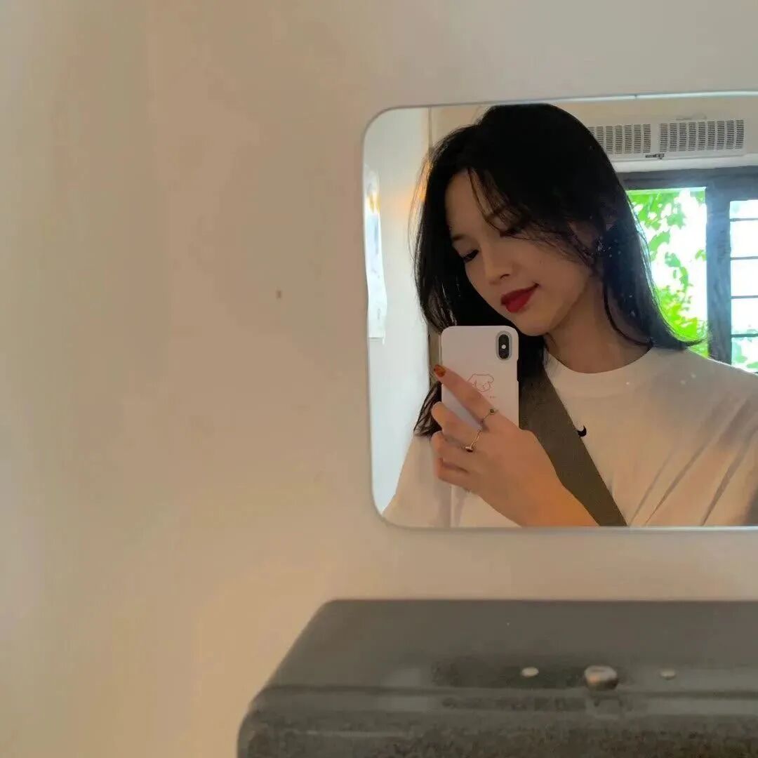 自拍手机镜子女生头像