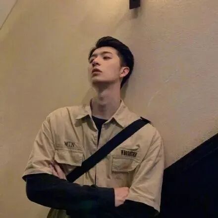 酷酷侧脸男生头像
