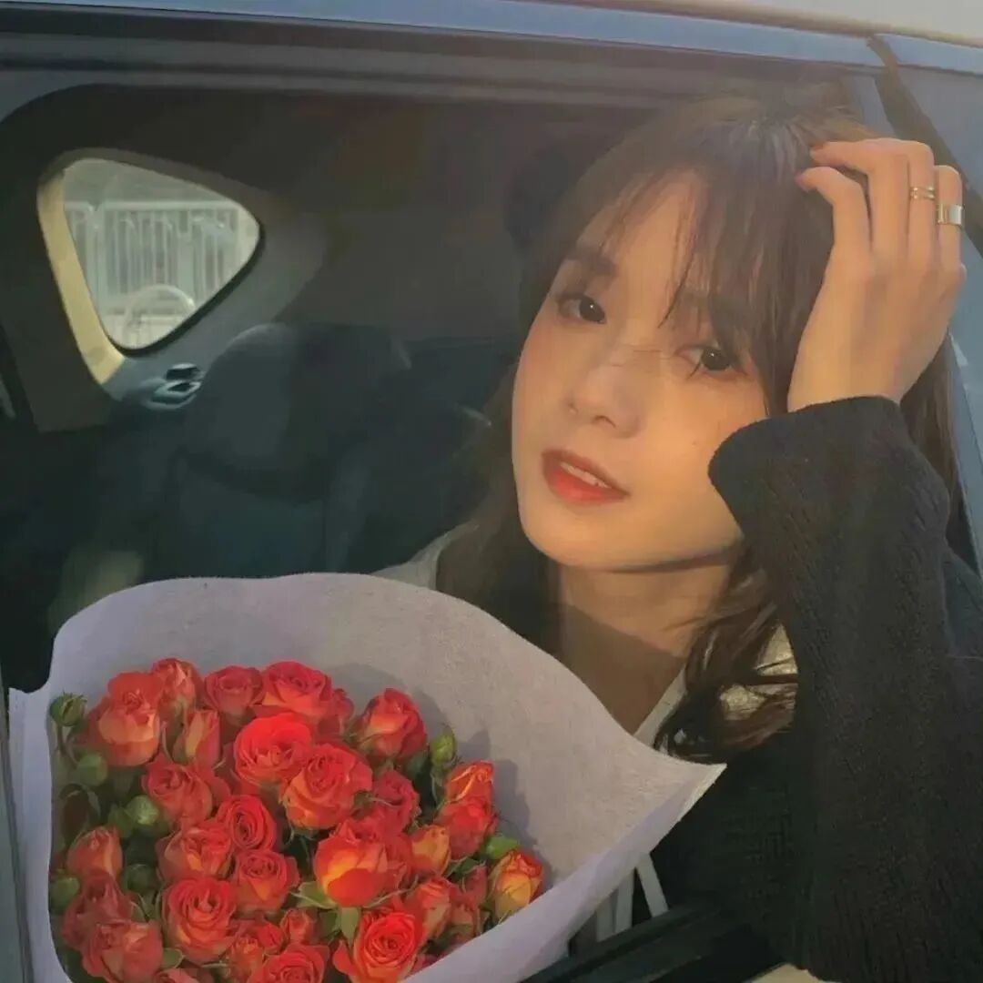 车内拿着鲜花二人闺蜜头像真人闺蜜头像