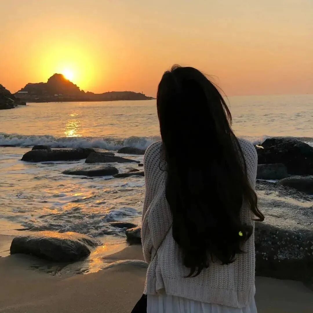氛围感不露脸海边日落女生头像