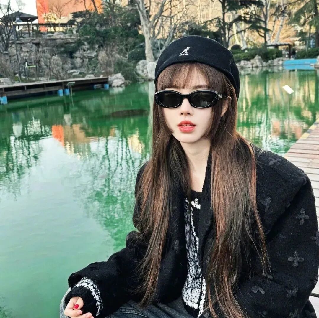 酷酷墨镜女生头像