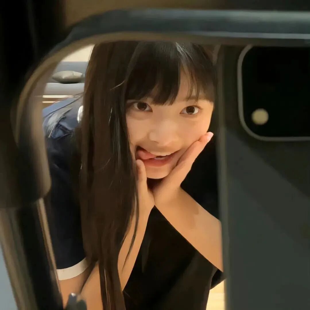 甜妹爱笑镜子女生头像