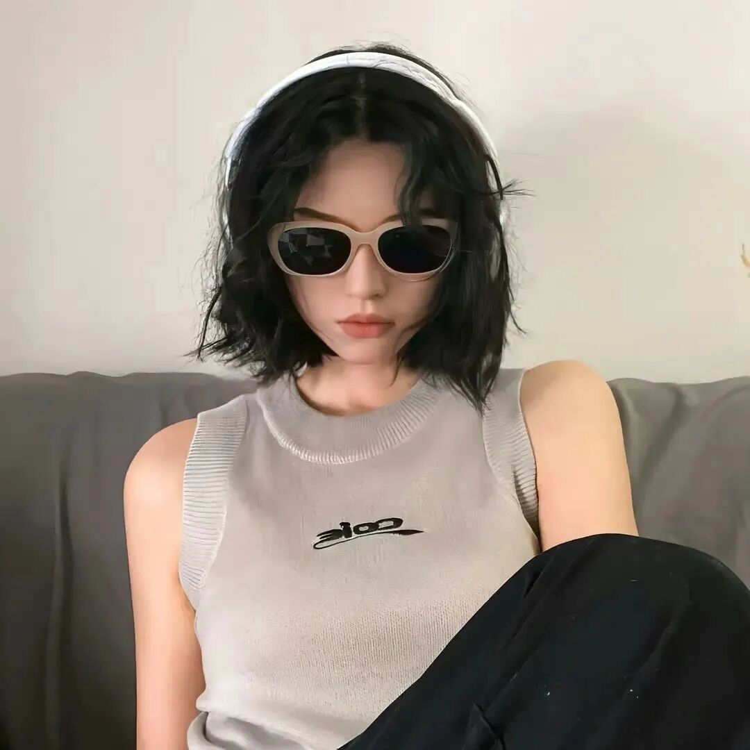 很飒墨镜女生头像
