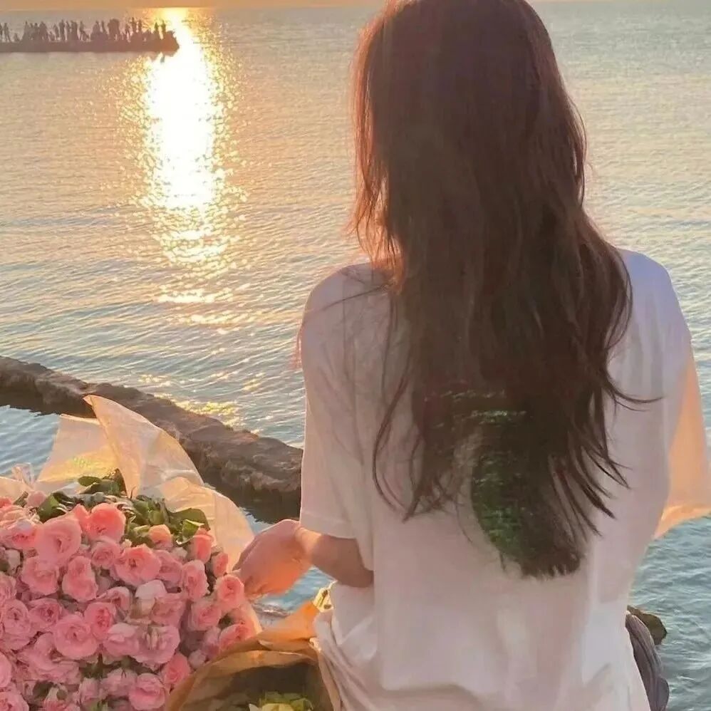 不露脸鲜花海边女生头像