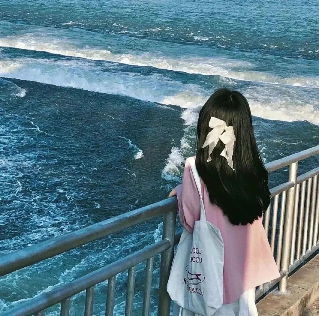 氛围感不露脸海边女生头像