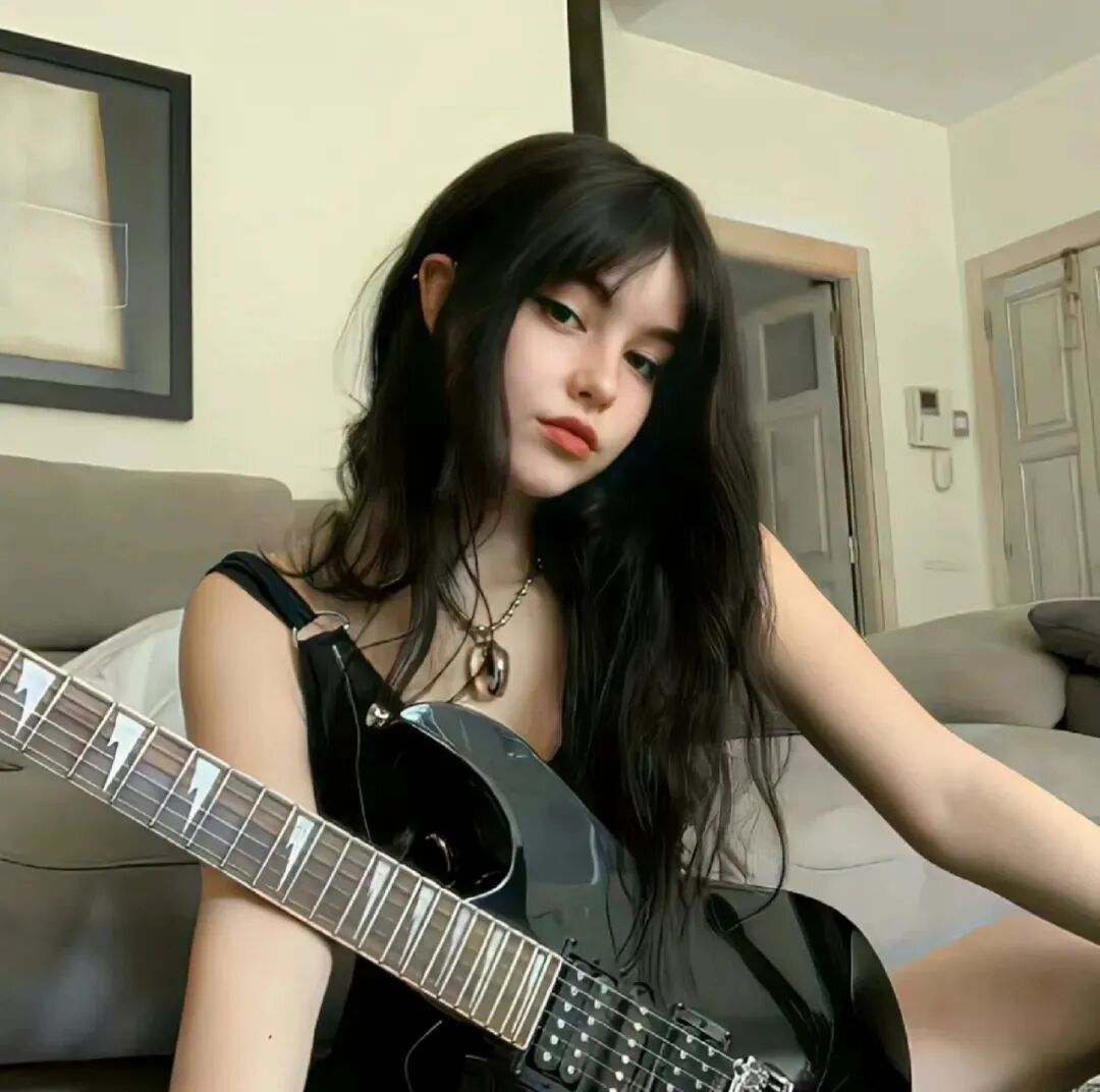 吉他很萨女生头像