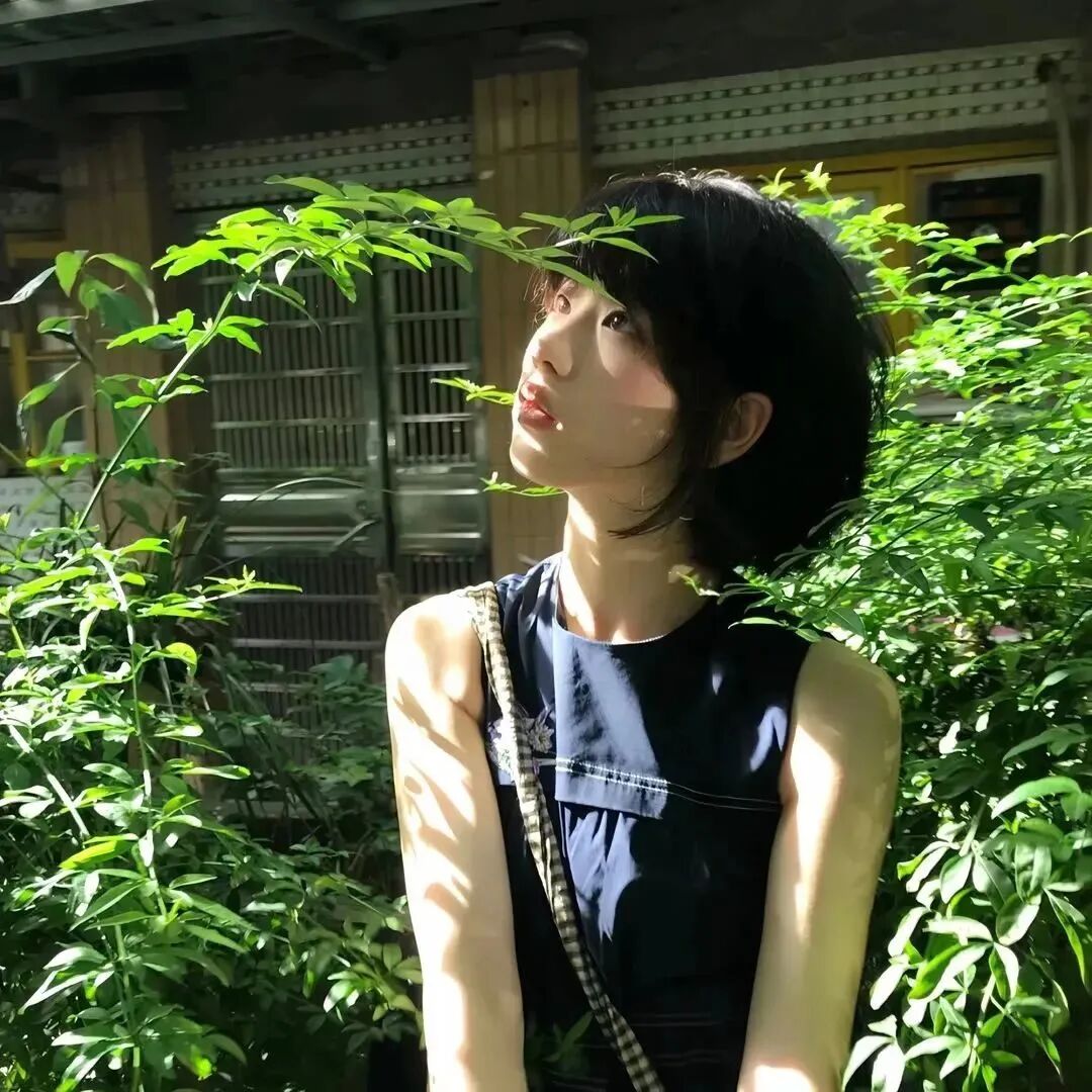 小清新侧脸女生头像