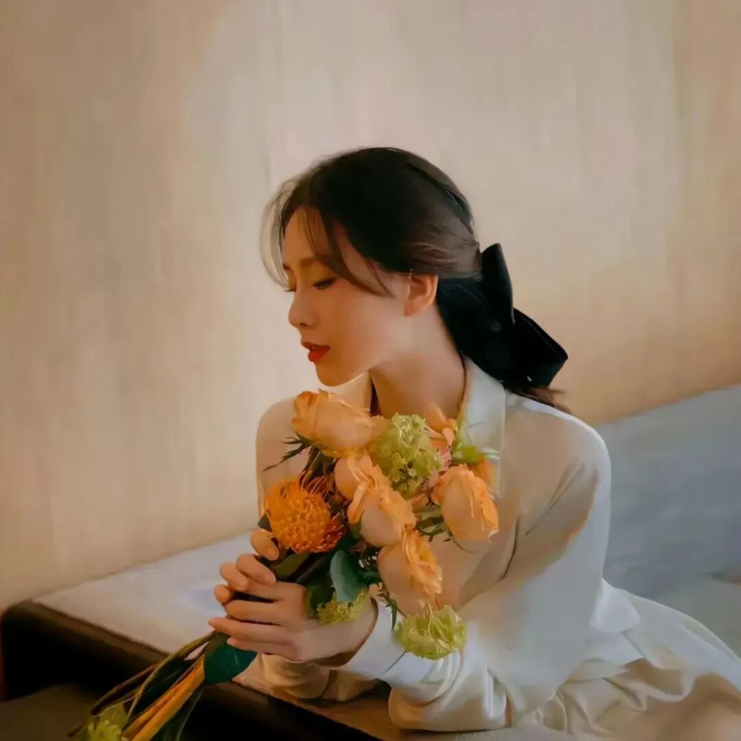 氛围感鲜花侧脸女生头像