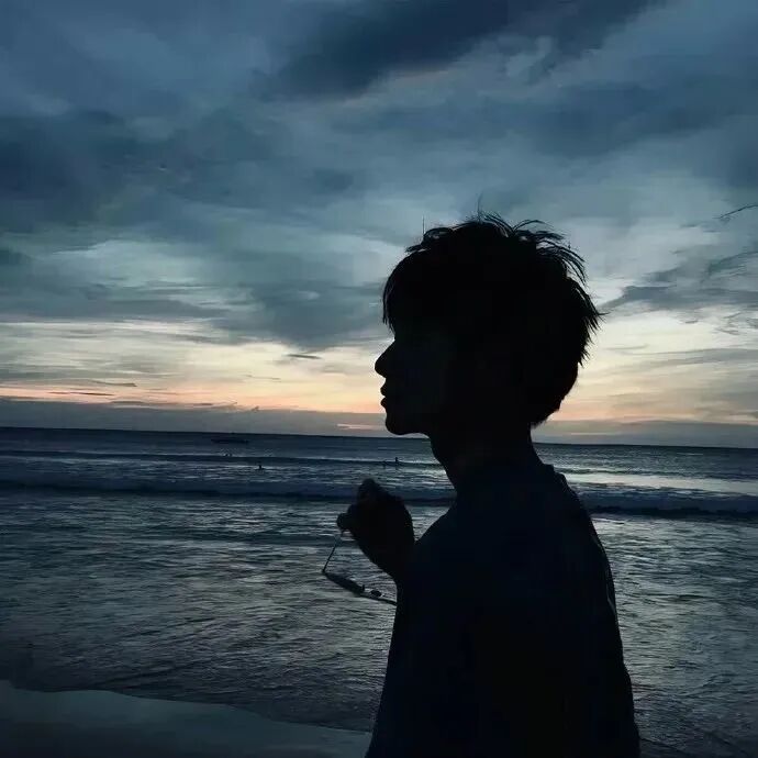 氛围感海边侧脸男生头像