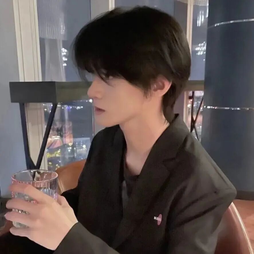 侧脸男生头像