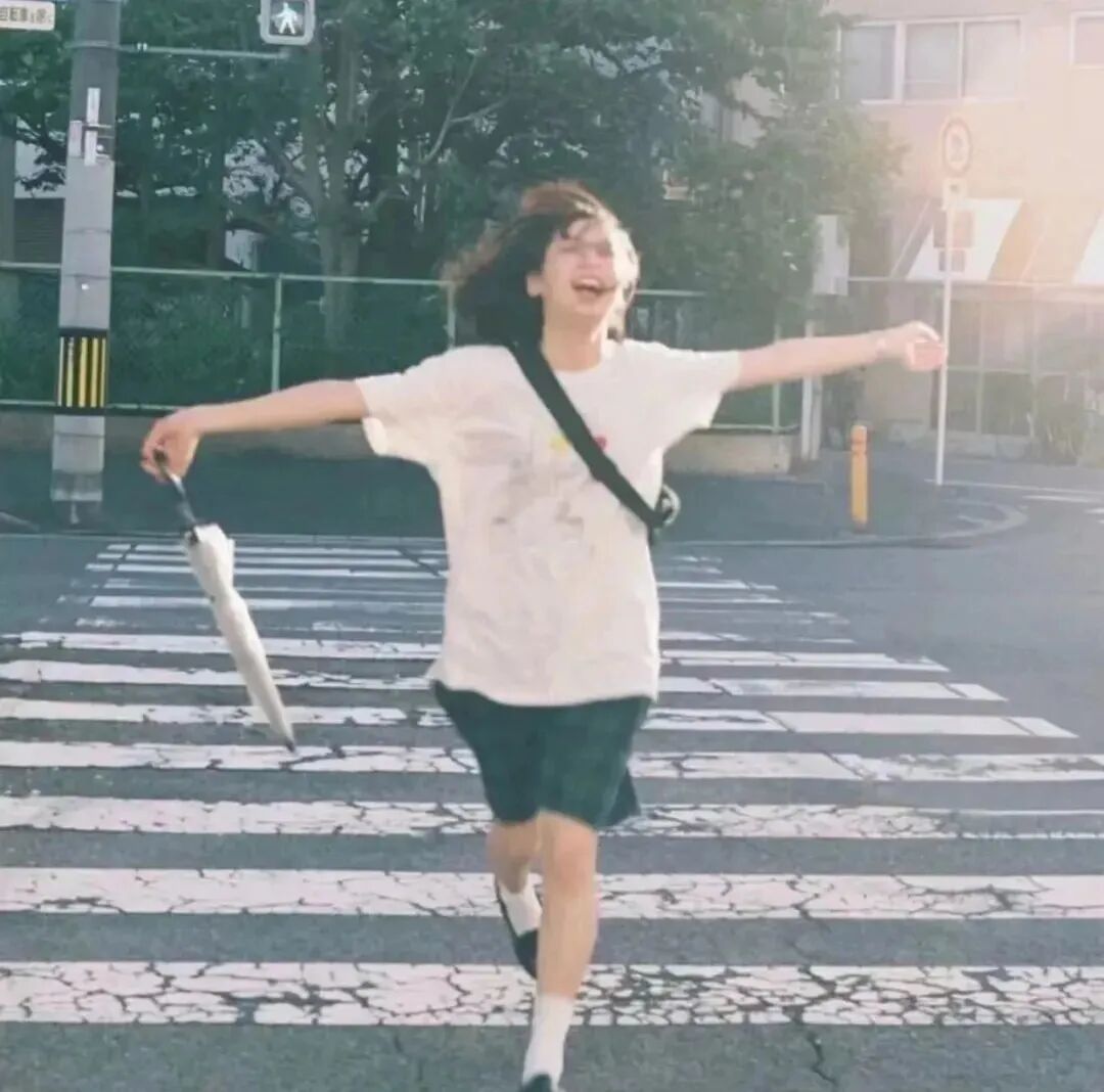 奔跑光感女生头像