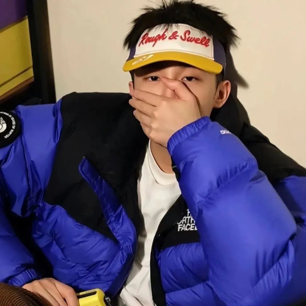 捂嘴男生头像