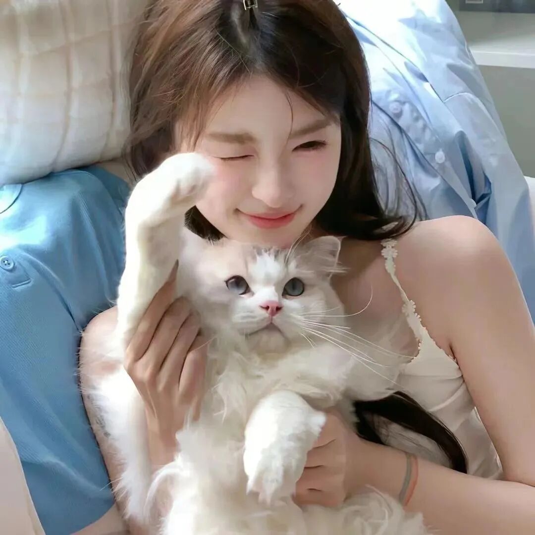 抱着猫咪甜美女生头像