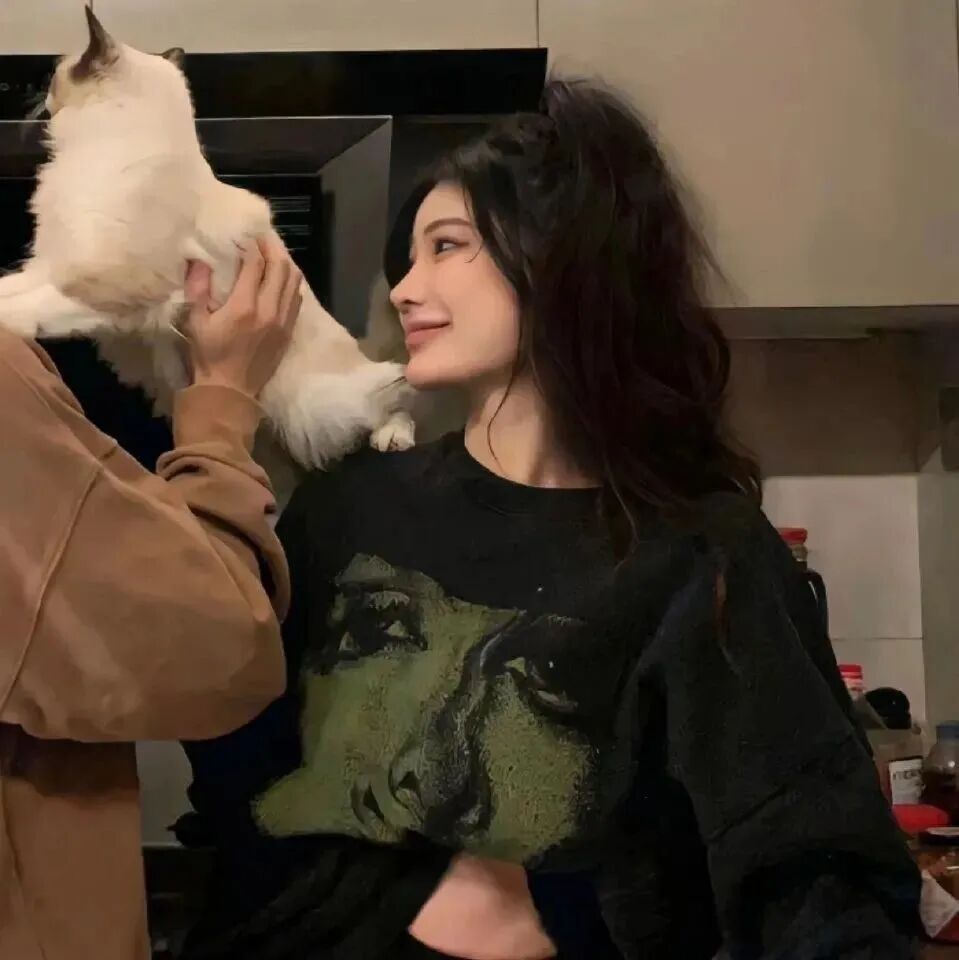 bzmaomqltx抱着猫咪真人情侣头像