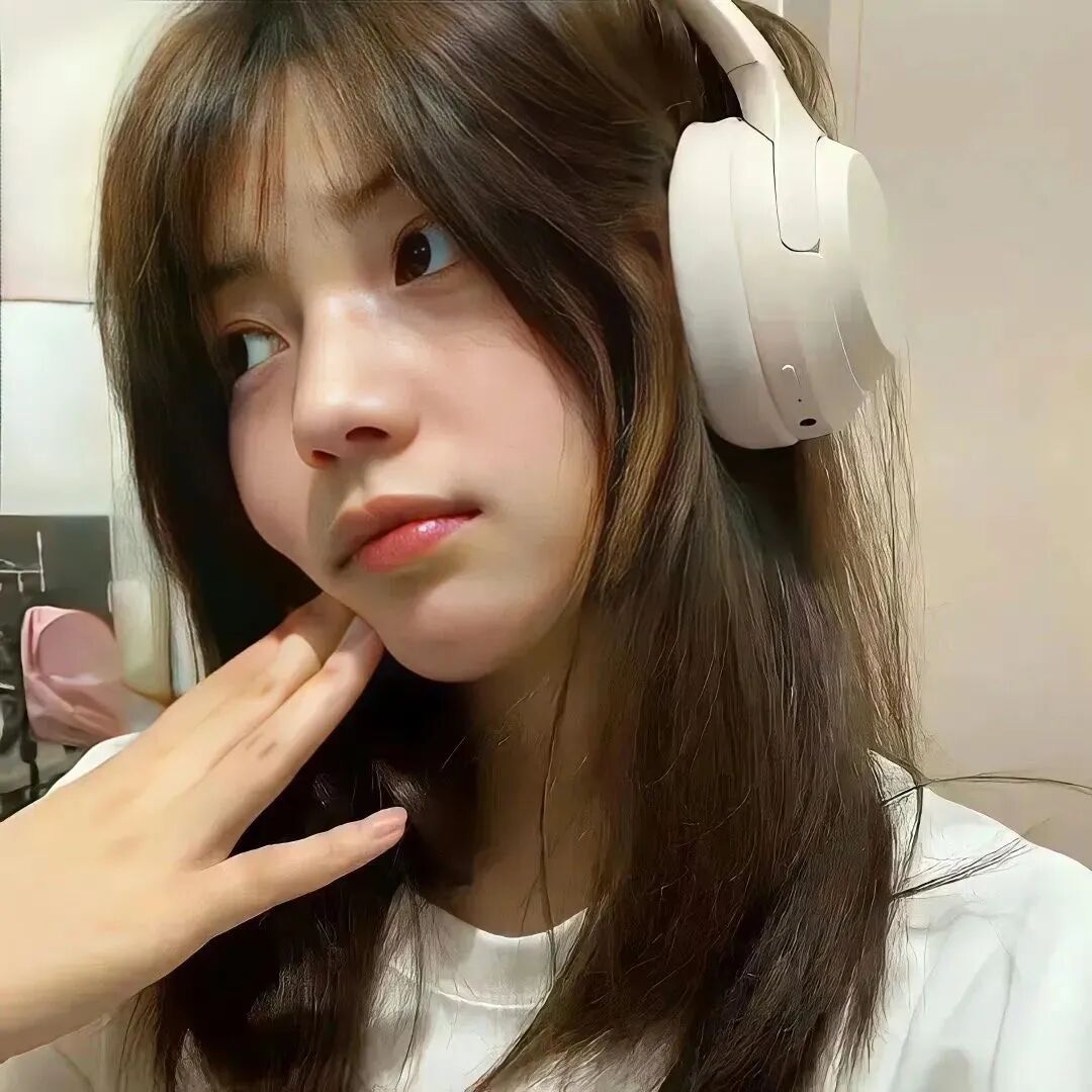 戴耳机女生头像