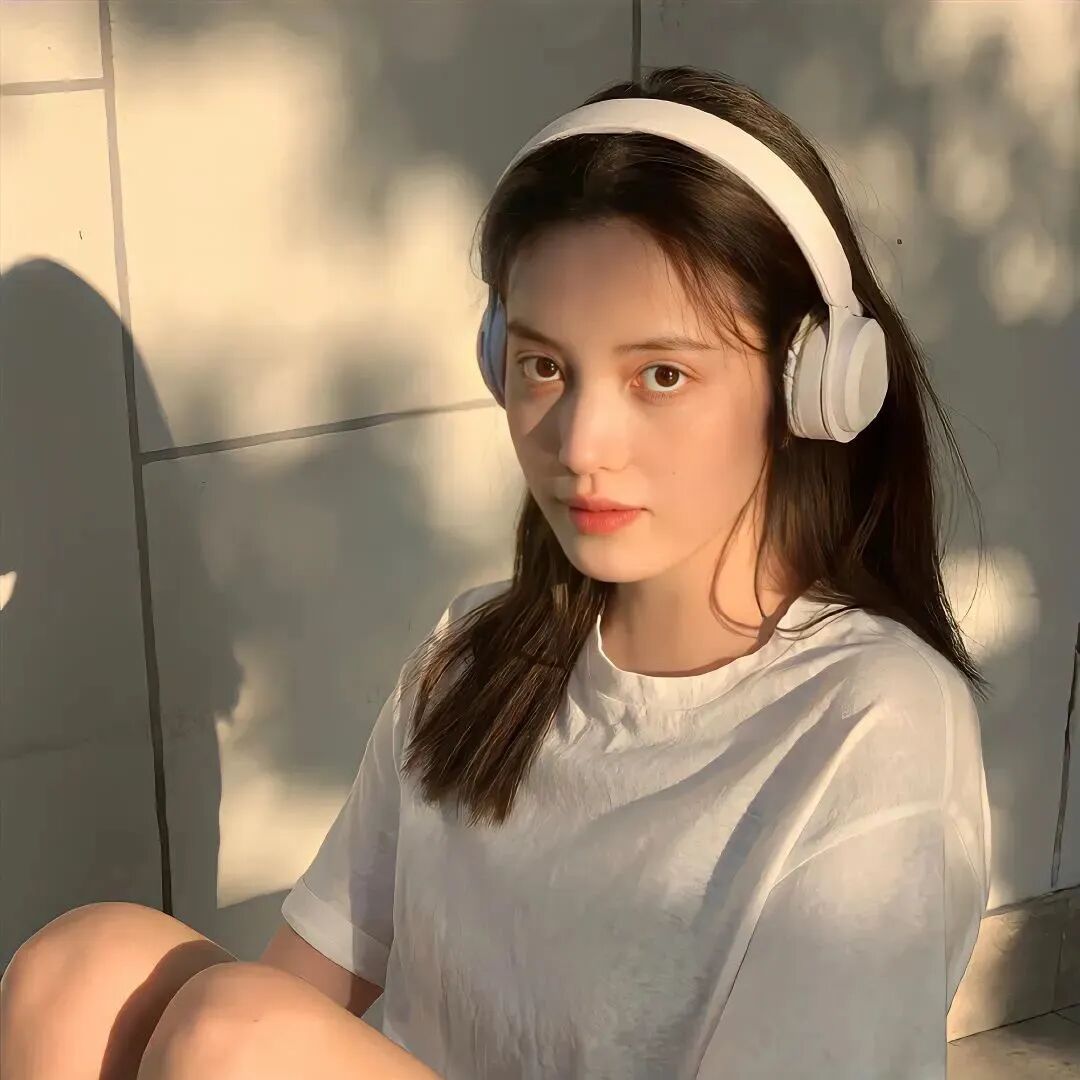 光感戴耳机女生头像