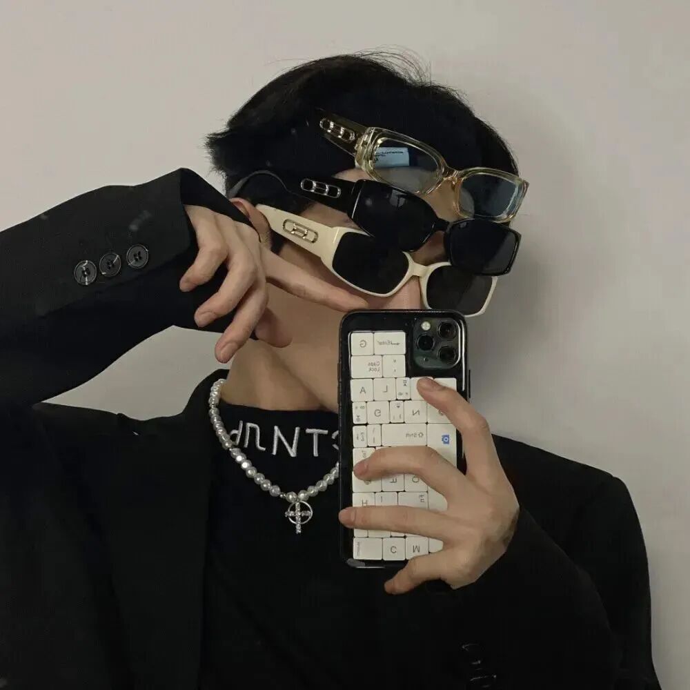 酷酷墨镜自拍手机侧脸男生头像