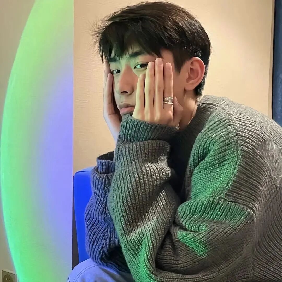 手扶脸侧脸男生头像