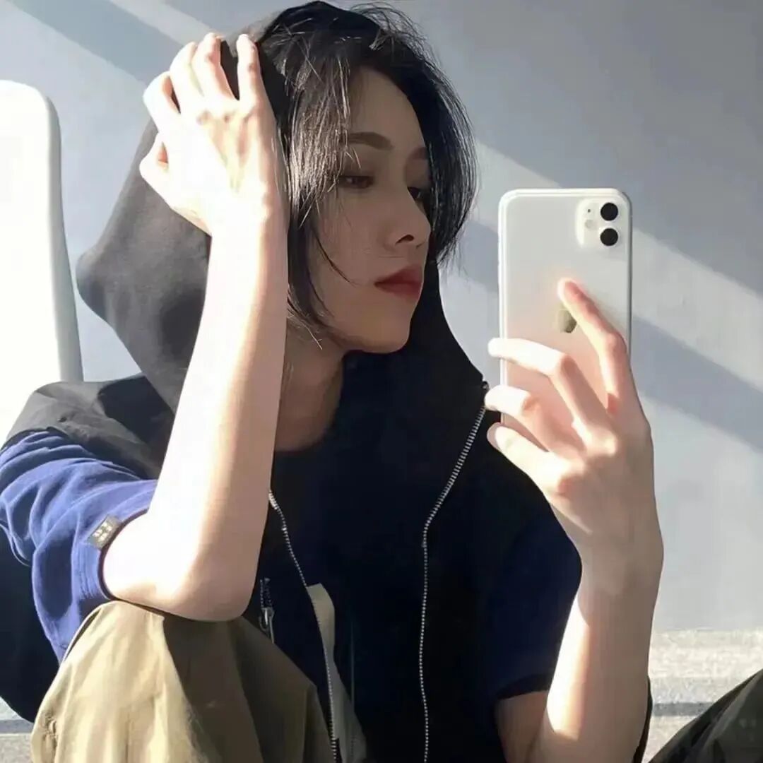 侧脸自拍手机女生头像