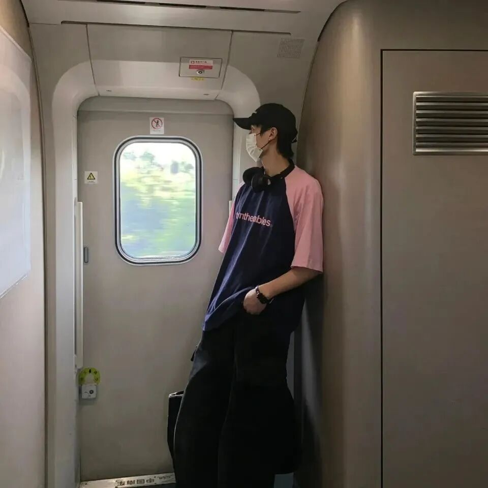 口罩车内侧脸男生头像