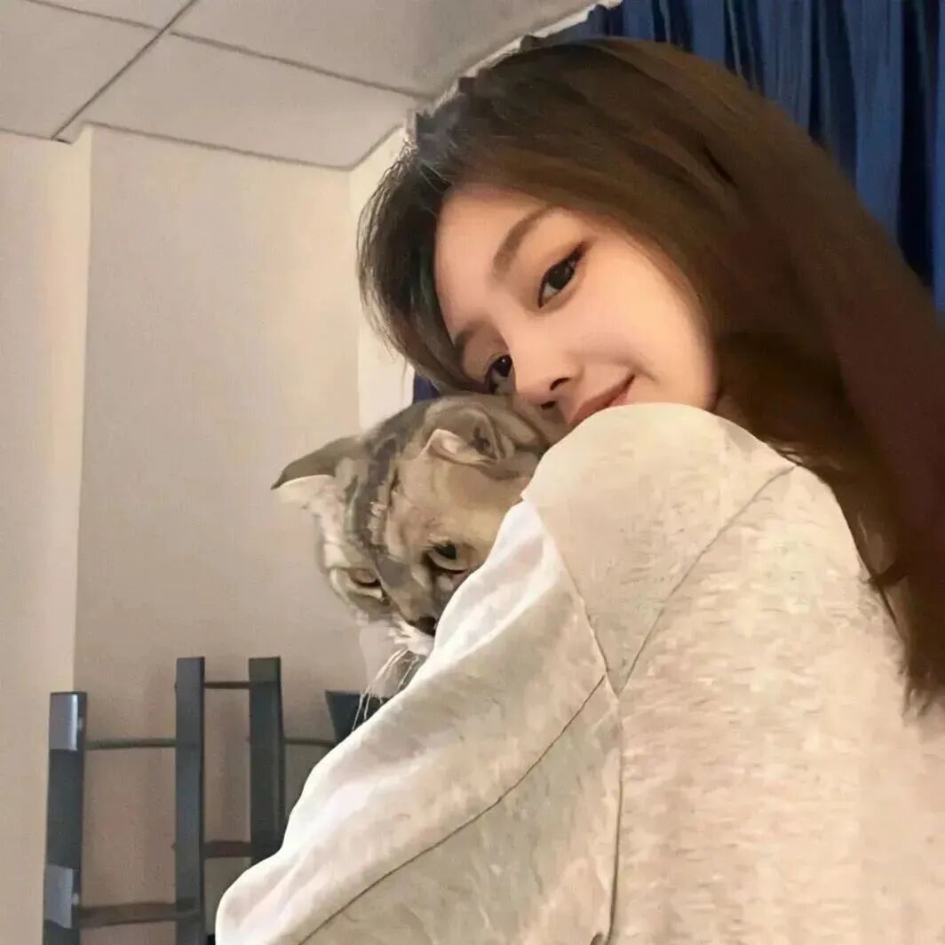 抱着猫咪小众女生头像