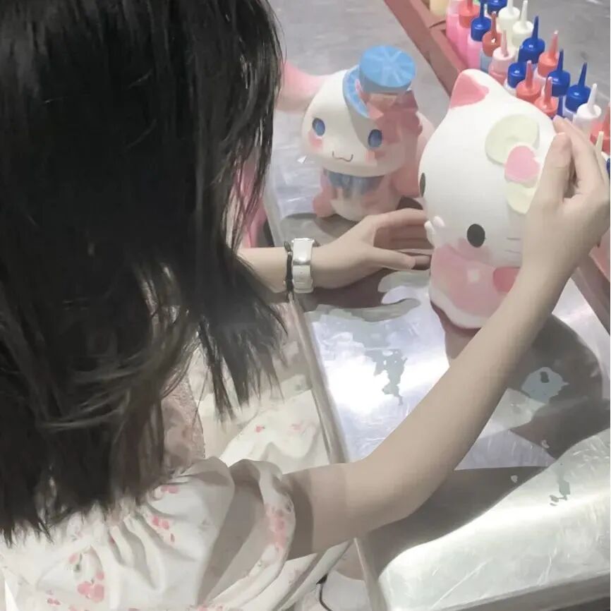 拿着玩偶不露脸女生头像
