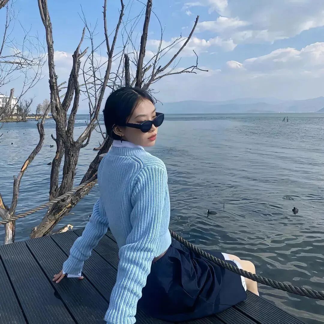 氛围感墨镜海边女生头像