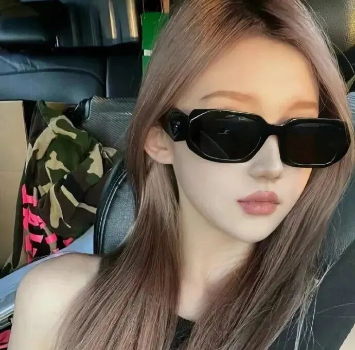 很飒墨镜女生头像