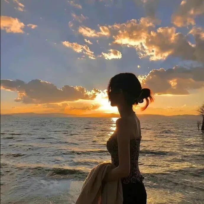 氛围感海边日落侧脸女生头像