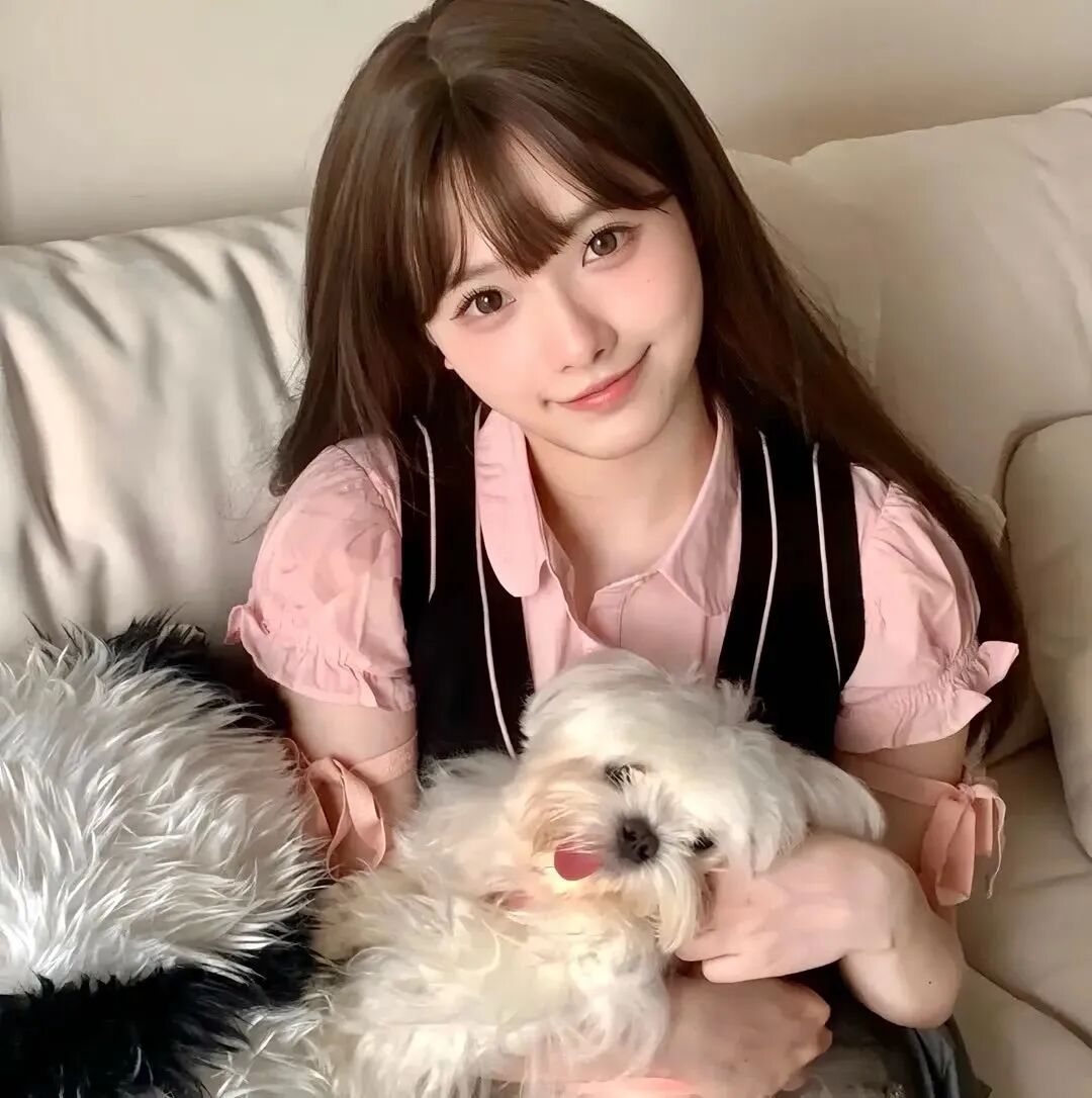 抱着狗狗甜美女生头像