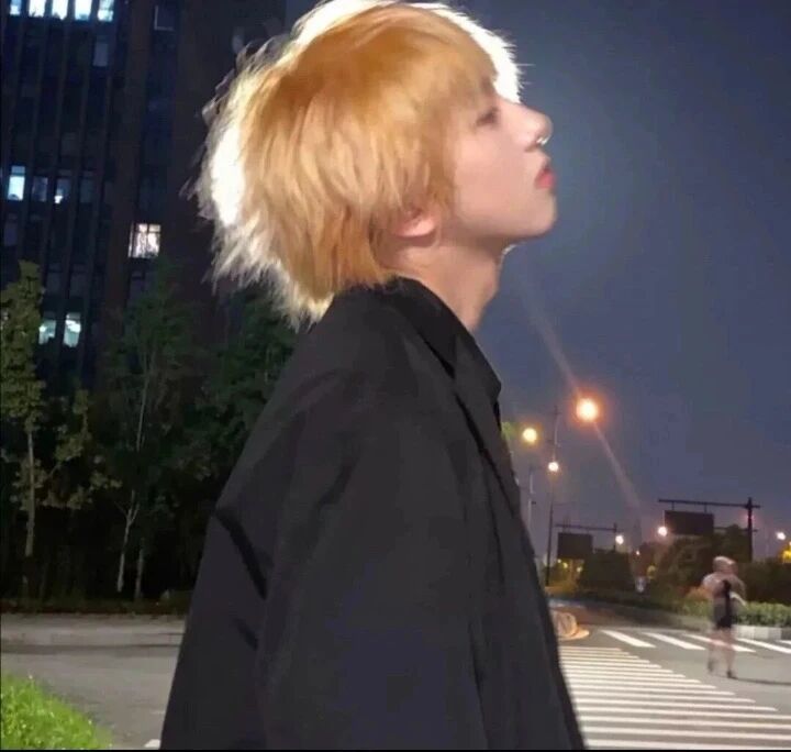 酷酷侧脸女生头像