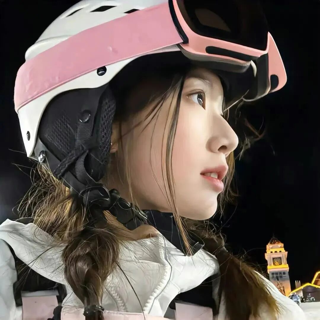 头盔甜妹侧脸女生头像
