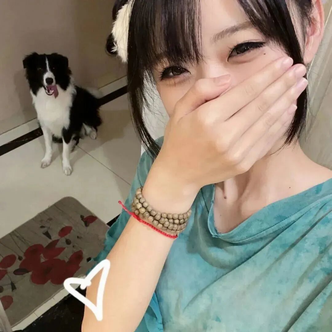 捂嘴甜妹女生头像