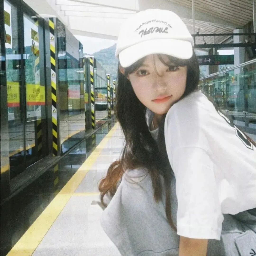 休闲帽甜妹女生头像