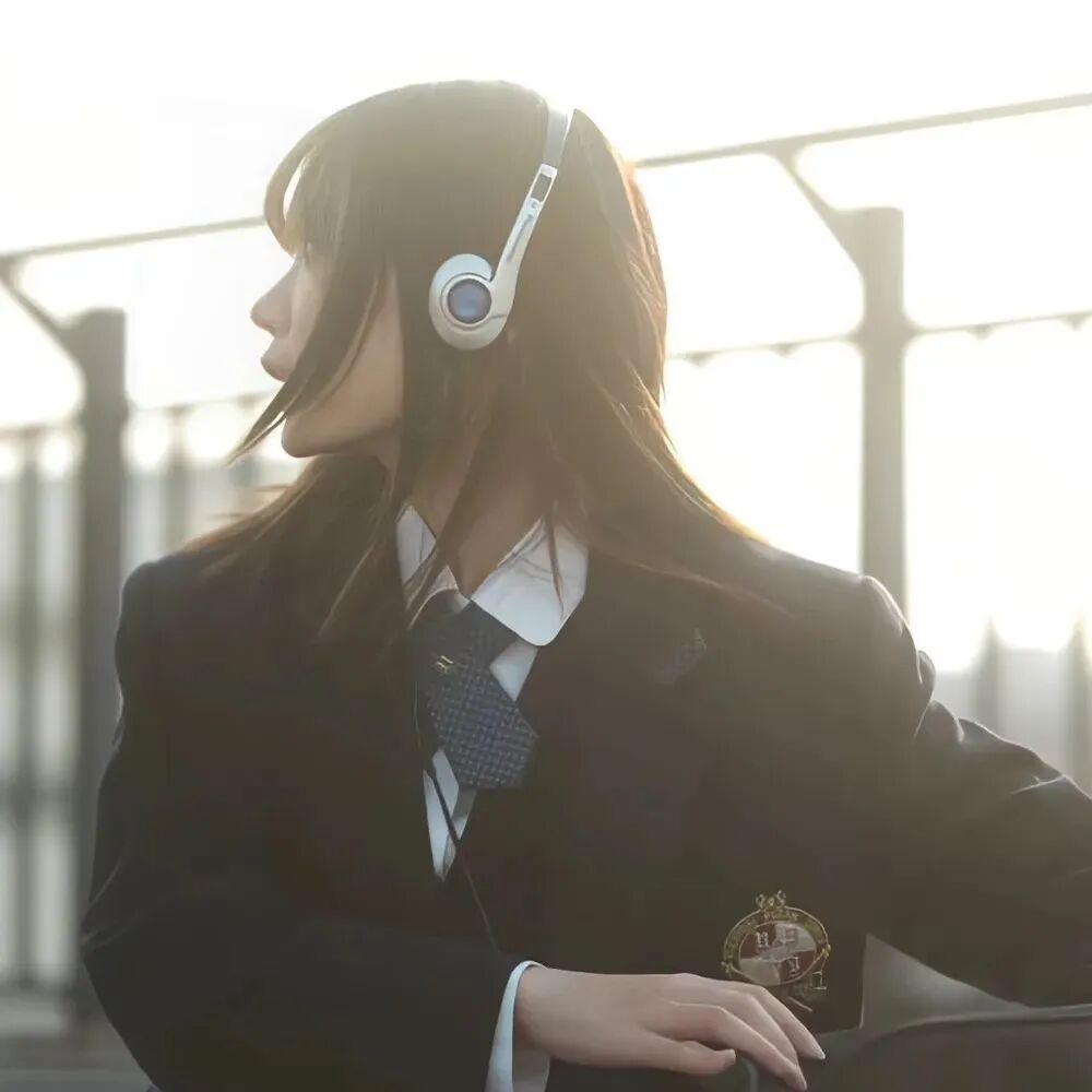 戴耳机氛围感侧脸女生头像